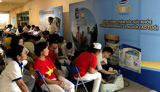 Vinamilk Sure Prevent tiếp tục đồng hành chăm sóc sức khoẻ hơn 2.600 người cao tuổi