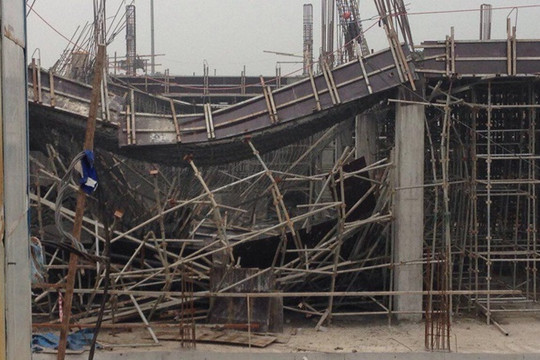 Sập giàn giáo công trình ở Hà Nội, 3 công nhân tử nạn