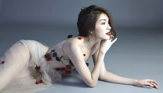 Á hậu Lệ Hằng gợi cảm tuyệt đối trong trang phục mới