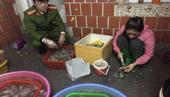 Hà Nội: Bắt quả tang 1 cơ sở bơm tạp chất vào tôm