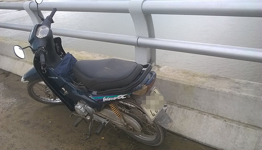 Tìm thấy thi thể người đàn ông để xe máy trên cầu Giao Thuỷ