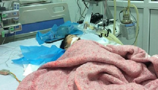 Bé 8 tháng tuổi nguy kịch sau mũi tiêm ở Bệnh viện Đa khoa Đông Anh