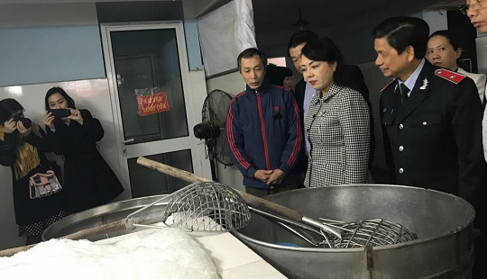 Bộ trưởng Y tế thị sát kiểm tra an toàn thực phẩm dịp Tết Nguyên Đán