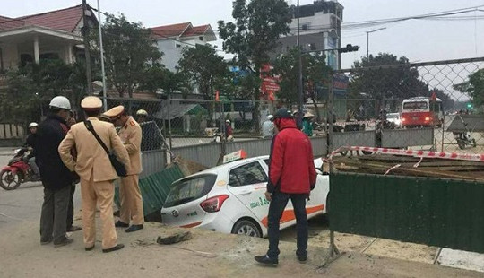 Taxi lao xuống hố công trình, tài xế nhập viện cấp cứu