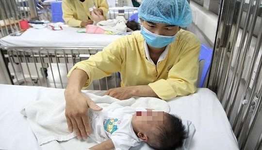 Hà Nội: Trẻ "ùn ùn" nhập viện vì cúm mùa