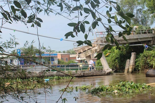 Tiền Giang: Sà lan chở cát đâm sập cầu