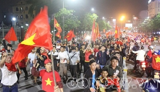 Cổ động viên xứ Huế xuống đường mừng chiến thắng của U23 Việt Nam