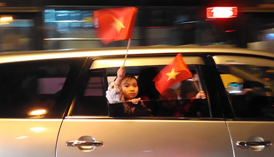 Đường phố tràn ngập cờ đỏ sao vàng hòa cùng tiếng hò reo "Việt Nam vô địch"