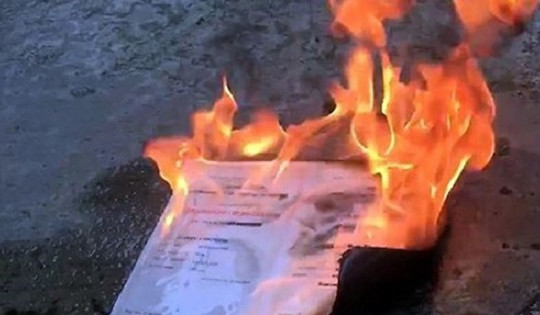 Cựu sinh viên Đại học Kinh tế TP HCM đốt bằng cử nhân