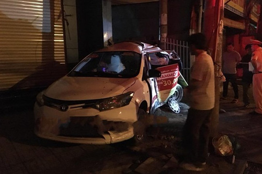 Container tông bẹp taxi, tài xế ngủ bên trong tử vong