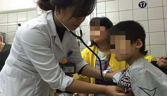 Bé trai nguy kịch nghi do ăn thịt bò khô nhuộm phẩm màu