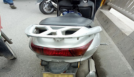 Bỏ lại xe máy trên cầu Vĩnh Tuy, người đàn ông gieo mình xuống sông Hồng