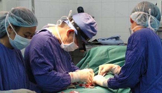 Ngực to như phụ nữ, người đàn ông phải "cầu cứu" bác sĩ