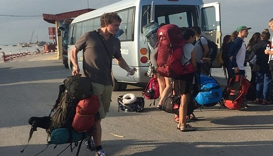 Hải Phòng: Doanh nghiệp, người dân lao đao sau lệnh cấm xe khách qua phà Gót