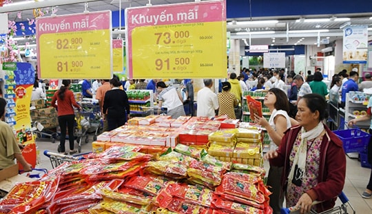 Giò chả, bánh kẹo và đồ trang trí Tết đồng loạt giảm giá mạnh tại Co.opmart