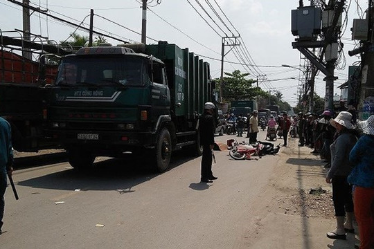 Đi mua hoa chuẩn bị hội xuân, nam sinh bị xe rác cán chết