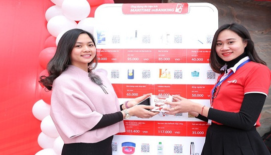 Khách hàng Maritime Bank chỉ mất vài giây để thanh toán hóa đơn với mã QR trên ngân hàng di động