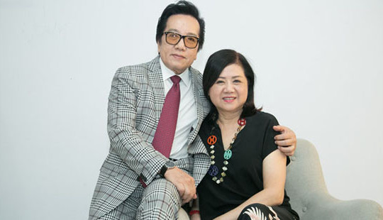 Vợ chồng danh ca Elvis Phương tình cảm ở hậu trường Cặp đôi vàng