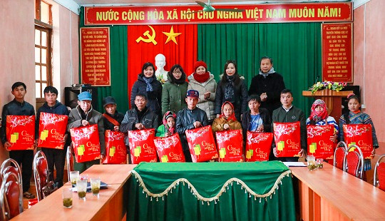 Học viện Tòa án và TAND tỉnh Hà Giang tặng quà tết cho người nghèo