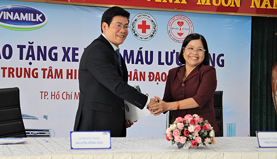 Vinamilk tặng xe hiến máu lưu động cho Trung tâm hiến máu nhân đạo TP.HCM