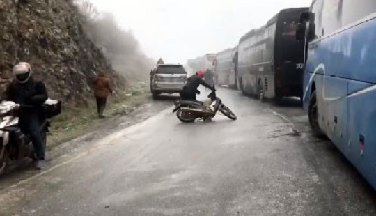 Lào Cai: Đèo Ô Quy Hồ đóng băng, người đi xe máy ngã dúi dụi