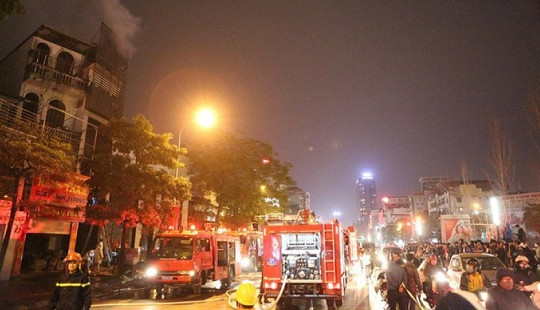 Hà Nội: Nhà 5 tầng cháy dữ dội ngày cận Tết