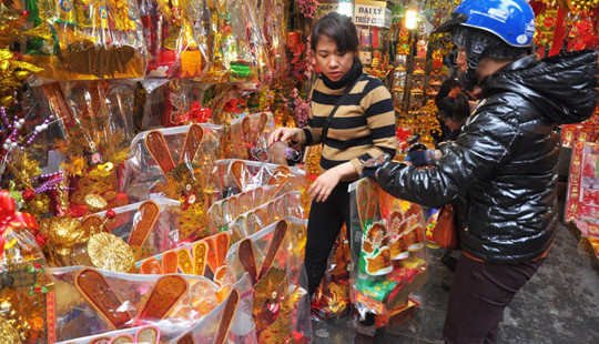 Người Hà Nội tất bật sắm lễ tiễn ông Công ông Táo