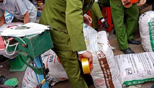 Phát hiện 4 tấn bột ngọt nghi làm giả thương hiệu