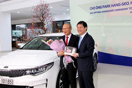 THACO trao tặng xe Kia Optima cho ông Park Hang Seo - HLV trưởng đội tuyển U23 Việt Nam