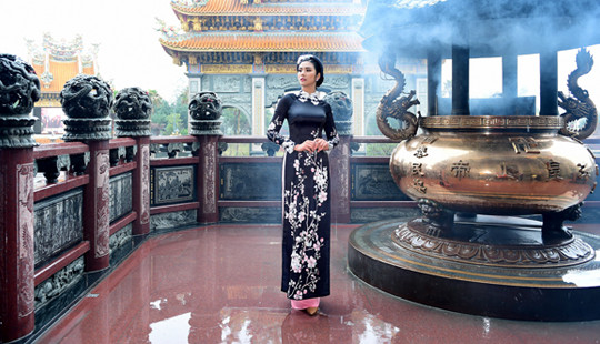 Hoa hậu Ngọc Hân diện áo dài tự thiết kế khoe sắc đón xuân