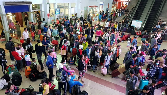 TP.HCM: Nhiều người lỡ tàu về quê ăn Tết vì tắc đường