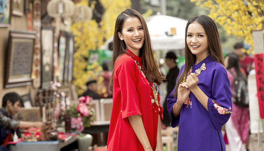 Bộ đôi quán quân Vietnam’s Next Top Model hóa cô Ba Sài Gòn dạo phố