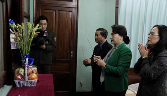 Chủ tịch Quốc hội Nguyễn Thị Kim Ngân dâng hương tưởng nhớ Bác Hồ