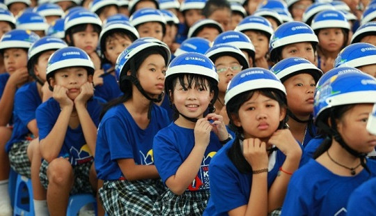 Học sinh Hà Nội ký cam kết không điều khiển xe máy khi chưa đủ tuổi