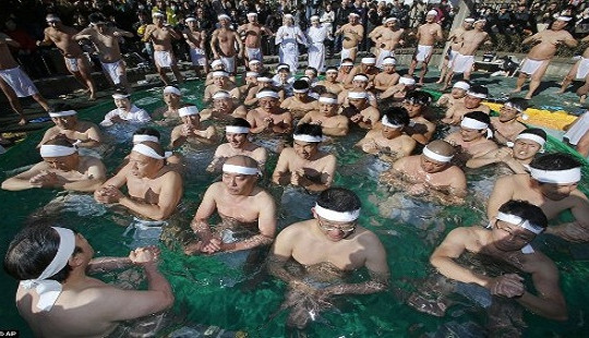 Độc đáo phong tục tắm nước đá đầu năm lấy may của người Nhật