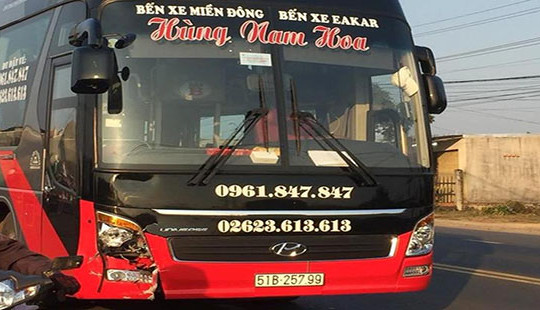 Xe khách va chạm xe máy, hai mẹ con thương vong