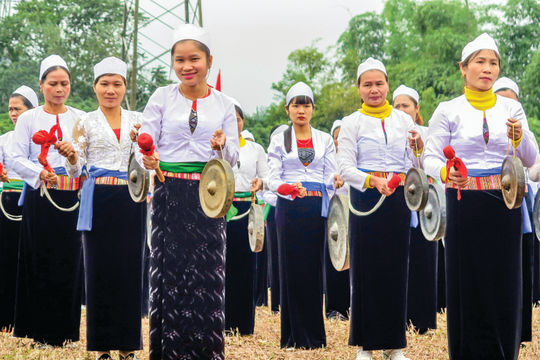 Đắm say trong điệu chiêng sắc bùa