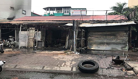 Lửa thiêu rụi dãy ki ốt cho thuê bán hàng sáng mùng 2 Tết