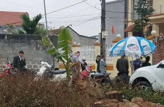 Người đàn ông tự đâm dao vào bụng, nhảy xuống ao tự vẫn