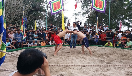 Tưng bừng khai hội vật truyền thống làng Thủ Lễ mừng Xuân Mậu Tuất