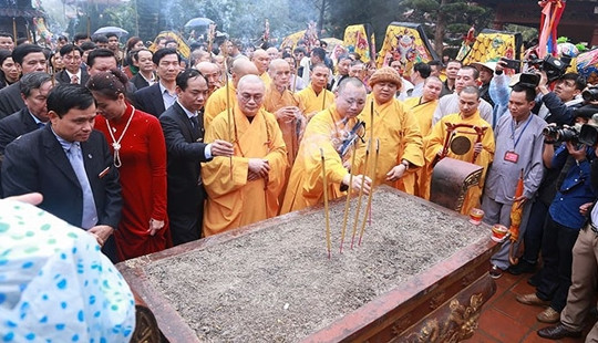 Chùa Hương chính thức khai hội, hàng ngàn du khách trẩy hội từ đêm