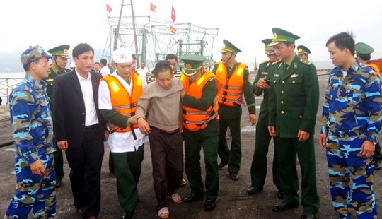 Cứu 11 thuyền viên gặp nạn trên biển Hà Tĩnh