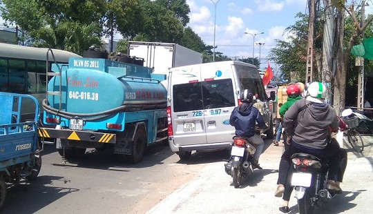 Ùn ứ xe nghiêm trọng tại cầu Mỹ Thuận và phà Đình Khao