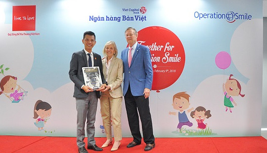 Tổ chức Operation Smile trao kỷ niệm chương đến Ngân hàng Bản Việt