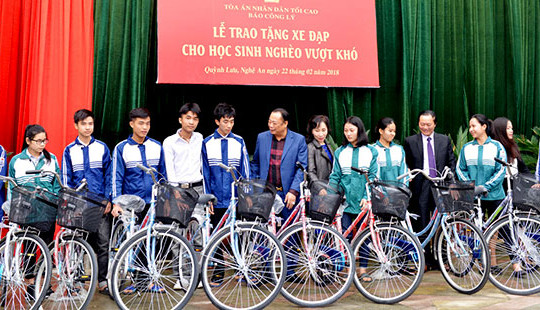 TANDTC trao tặng xe đạp cho học sinh nghèo vượt khó học giỏi tại Thái Bình và Nghệ An