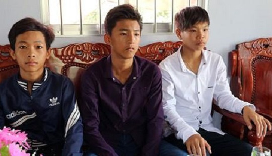 Bộ trưởng Bộ GD-ĐT tặng băng khen cho học sinh trả 40 triệu nhặt được