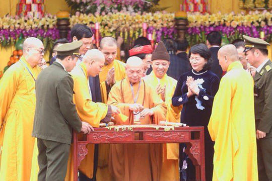 Hàng nghìn người về dự Lễ khai hội Xuân Yên Tử 2018