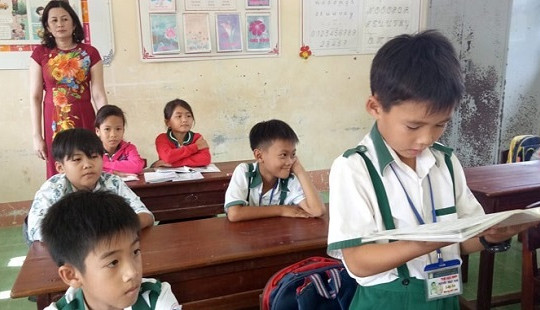 Học sinh lớp 3 nhận bằng khen của Bộ trưởng Bộ GD-ĐT