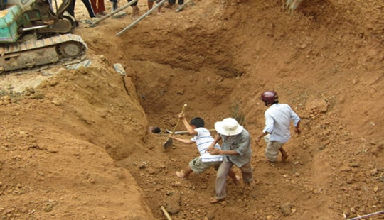 Sập đất khi đào móng làm nhà, 1 người tử vong