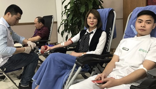 Y, bác sĩ tham gia hiến máu tình nguyện ngày thầy thuốc Việt Nam